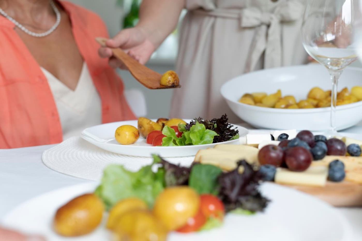 Menopoz Döneminde Beslenme Nasıl Olmalıdır? Sağlıklı Yaşam İçin Öneriler yazısının görseli